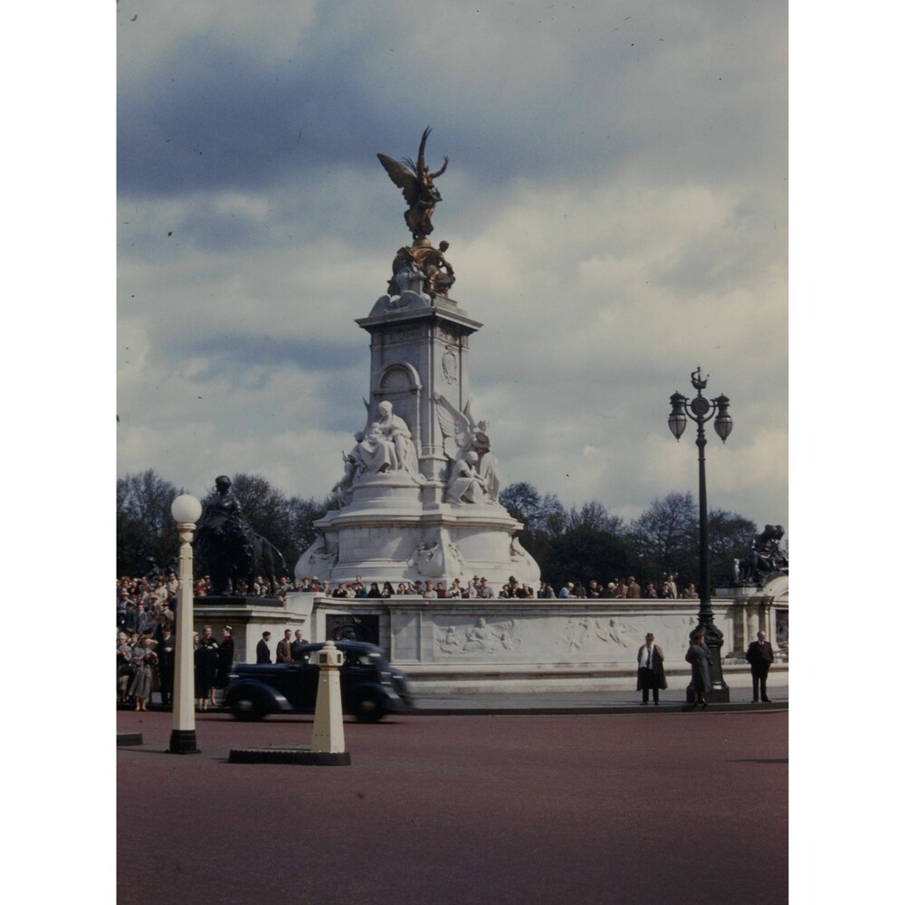 Kodak Slide 1950s Red Border Kodachrome Crowds at  Victoria Memorial in London
